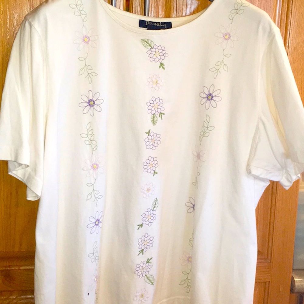 Embroidered T-shirt. Denim& Company